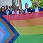 Vor dem Rathaus weht die Regenbogenfahne